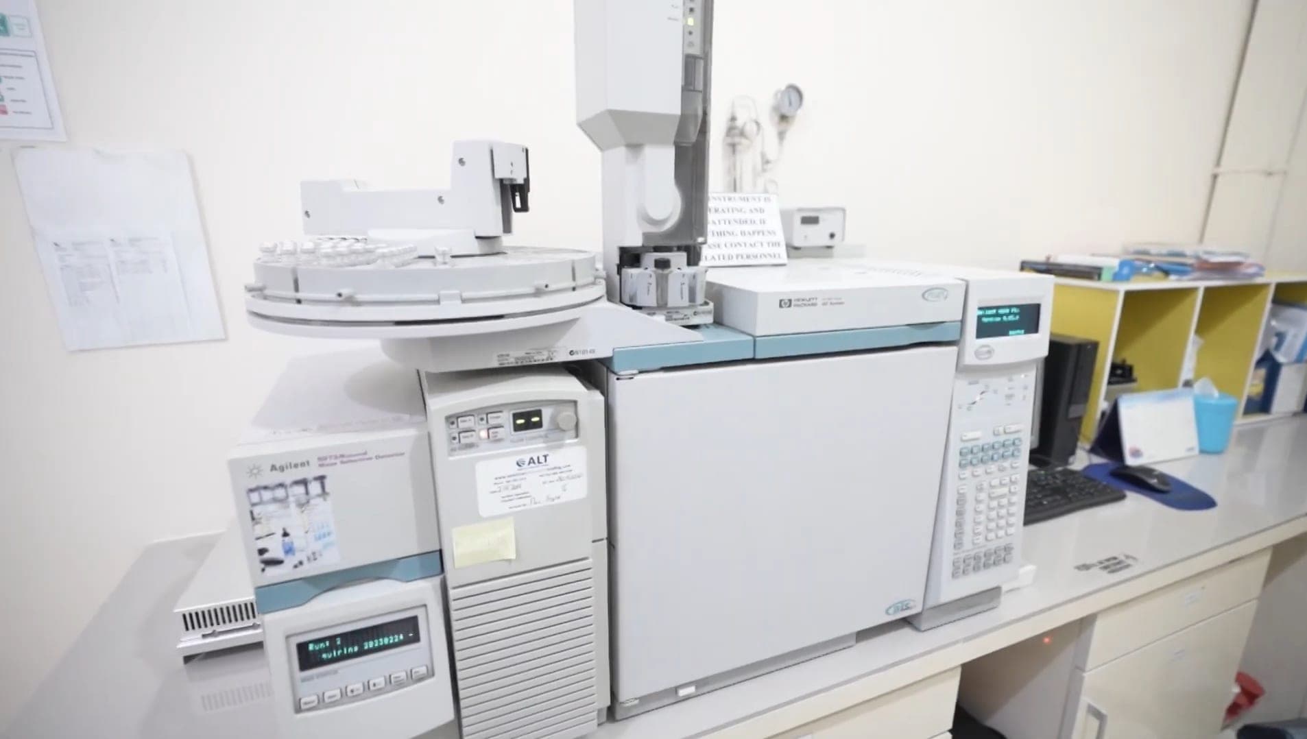 Sistem kromatografi gas dengan detektor selektif massa dan autosampler di atas meja laboratorium.